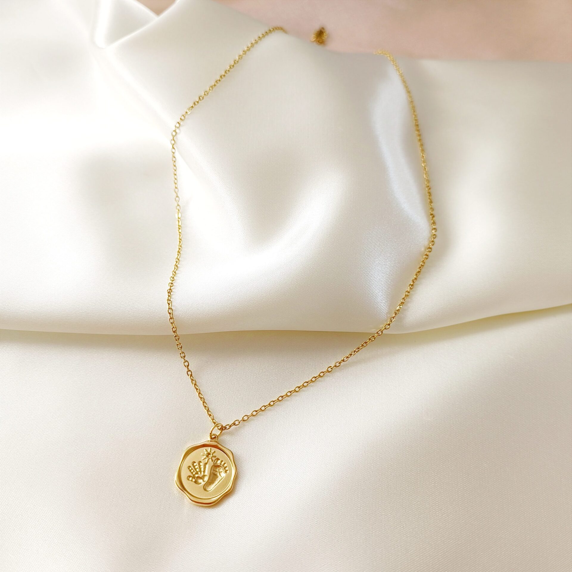 1729090599769 Łańcuszek ze stópką - narodziny dziecka