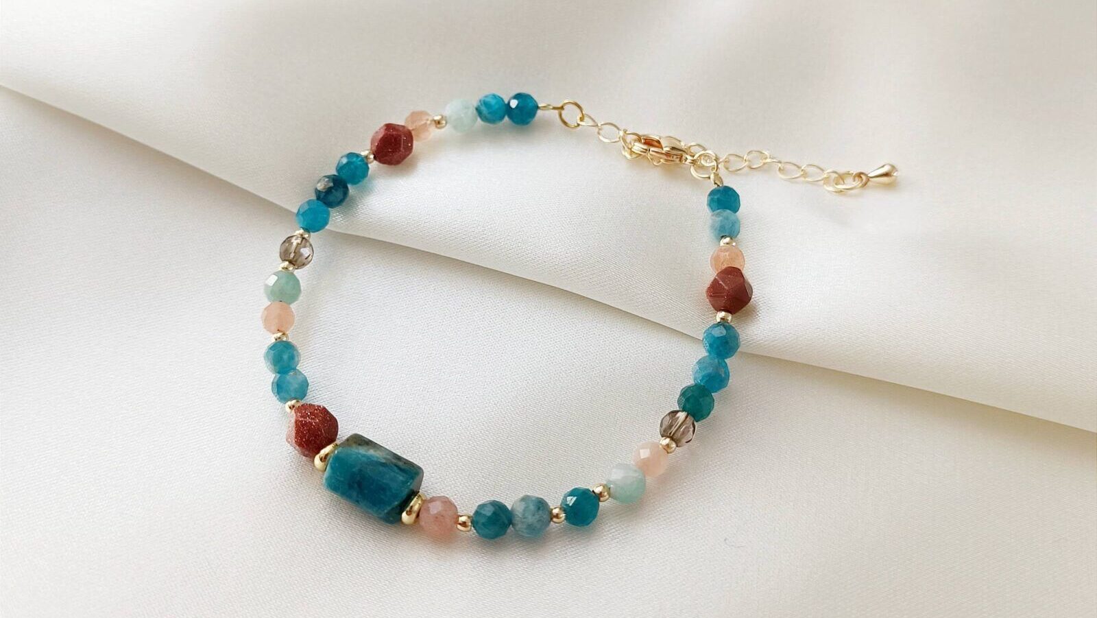 Kolory bransoletek – znaczenie i symbolika, którą warto znać