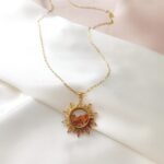 Sekretnik słońce z kamieniami