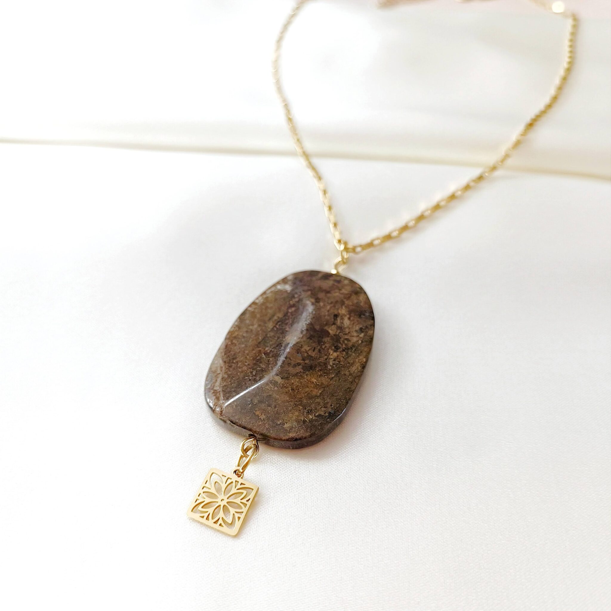 1730981210976 Łańcuszek z bronzytem - duży kamień