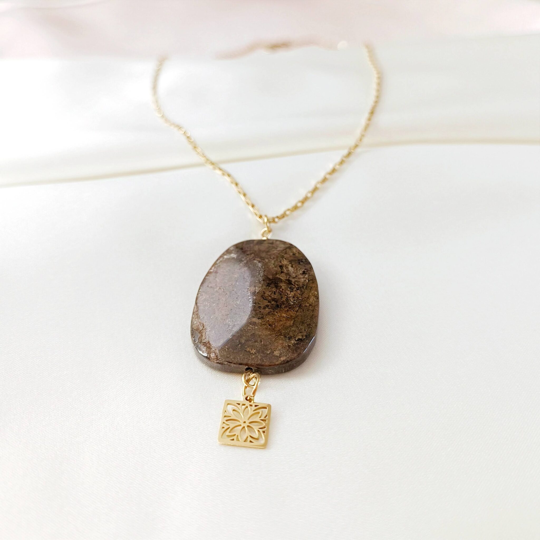 1730981210997 Łańcuszek z bronzytem - duży kamień