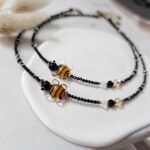 Choker amulet z pszczółką