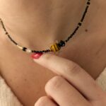 Choker amulet z pszczółką