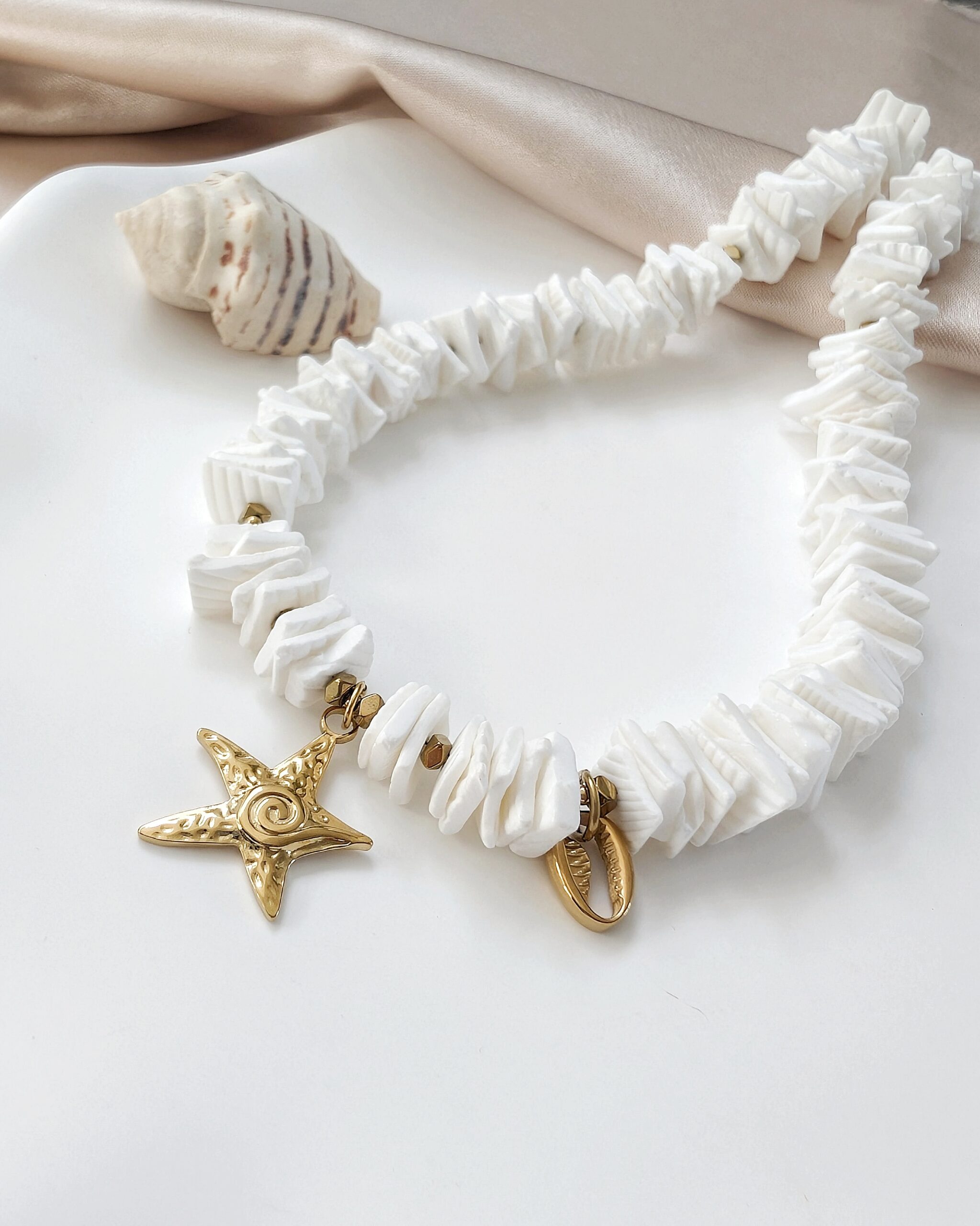 1000031207 Naszyjnik SHELLY II - biała muszla cięta