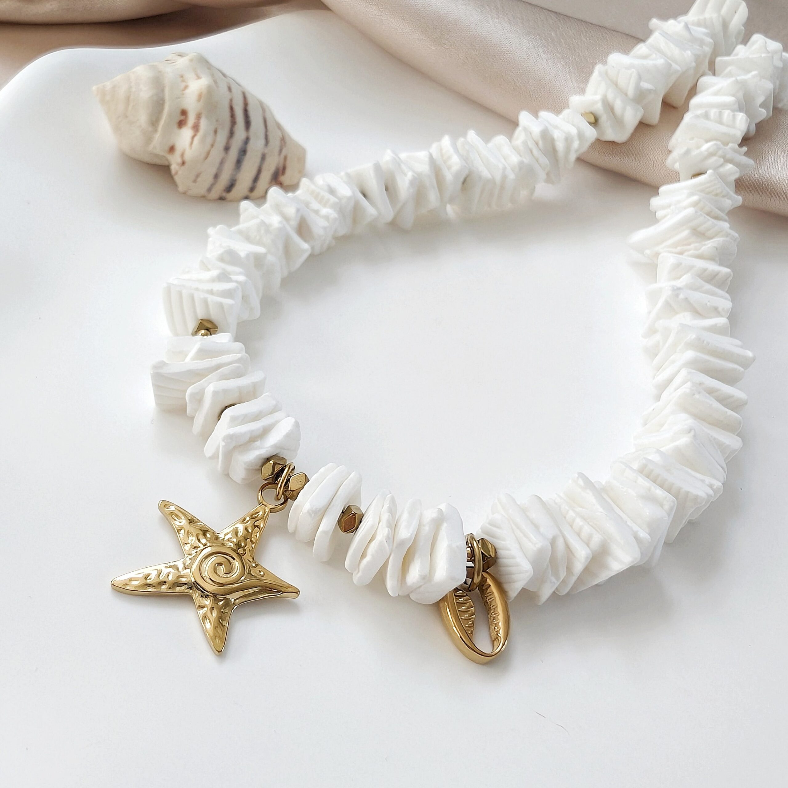 1000031207~2 Naszyjnik SHELLY II - biała muszla cięta