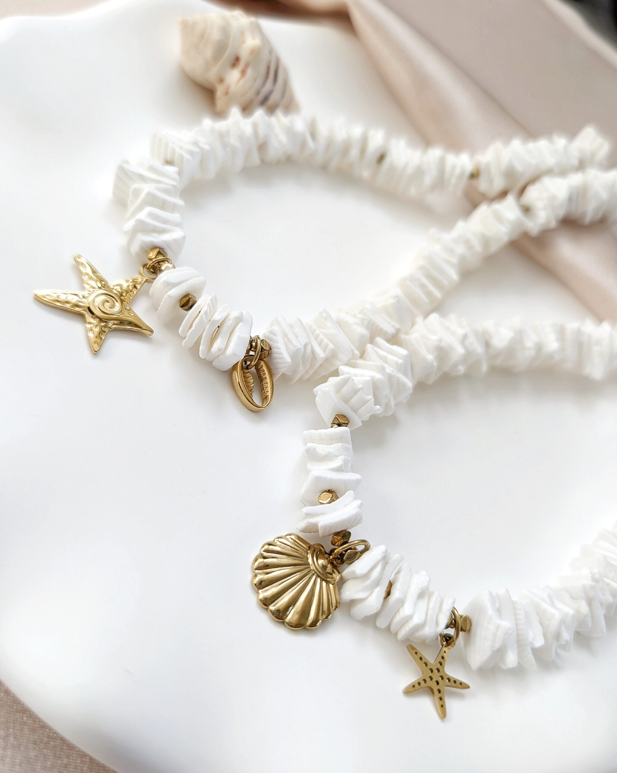 1000031210 Naszyjnik SHELLY I - biała muszla cięta