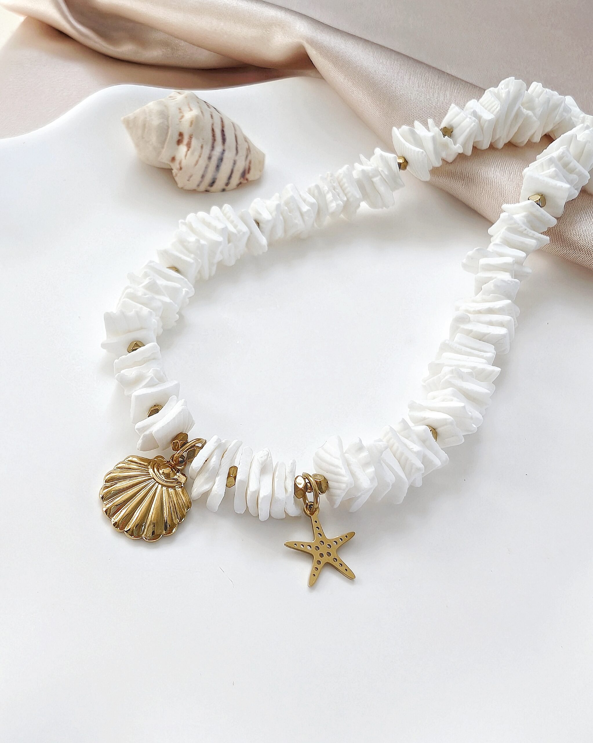 1000031211 Naszyjnik SHELLY I - biała muszla cięta