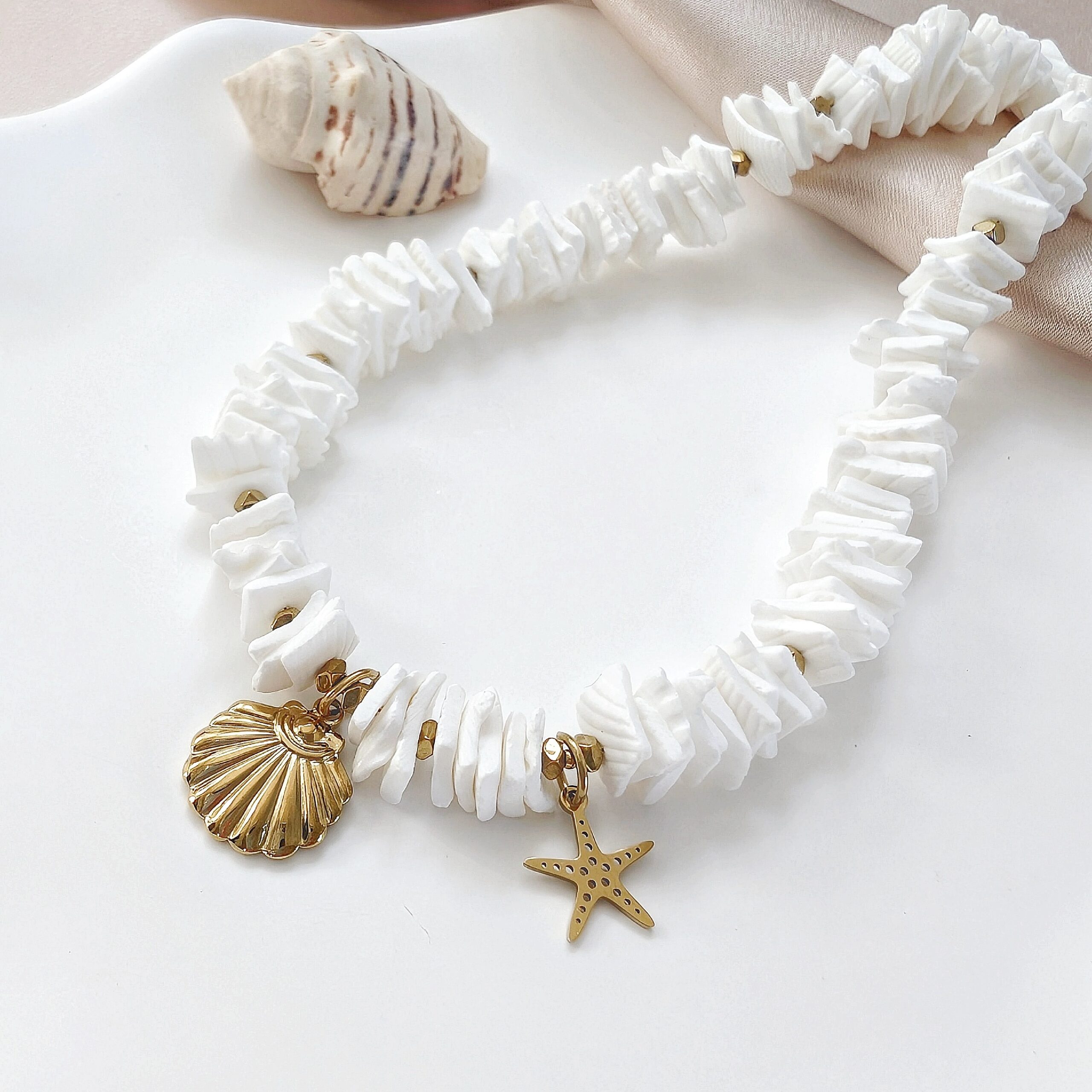 1000031211~2 Naszyjnik SHELLY I - biała muszla cięta