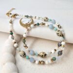 Unikatowe naszyjniki z niebieskimi kamieniami