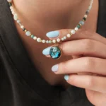 Unikatowe naszyjniki z niebieskimi kamieniami